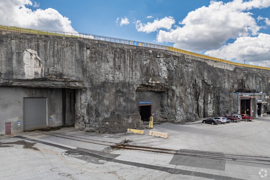 More Photos Of 3610 E Kearney St, Springfield Warehouse For Lease