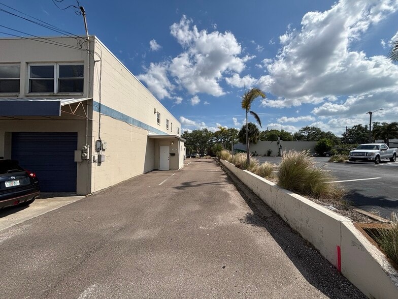 More Photos Of 1221 Court St, Clearwater Warehouse For Lease