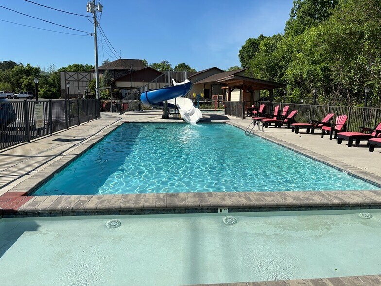 More Photos Of 2162 Parkway, Pigeon Forge Hotel For Sale