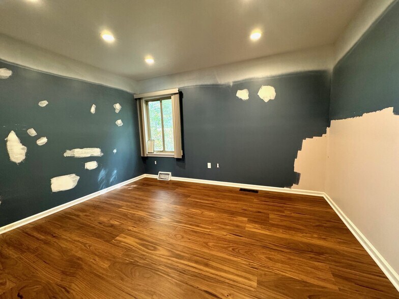 More Photos Of 2016 Straits Tpke, Middlebury Storefront Retail Office For Lease