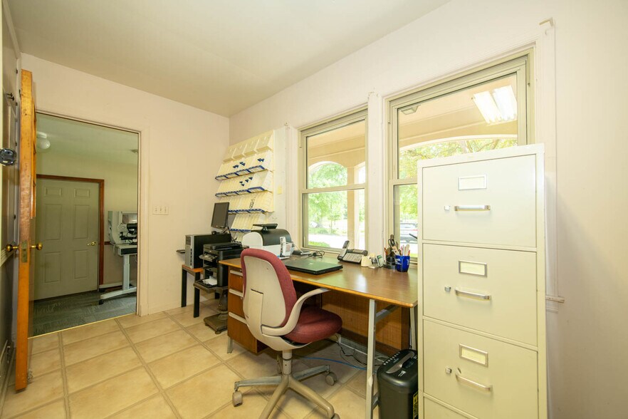 More Photos Of 950 W Jefferson St, Franklin Medical For Lease