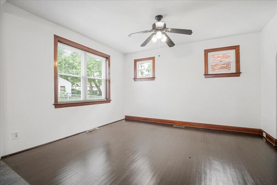 More Photos Of 8700 Gravois Rd, Saint Louis Storefront Retail Residential For Sale