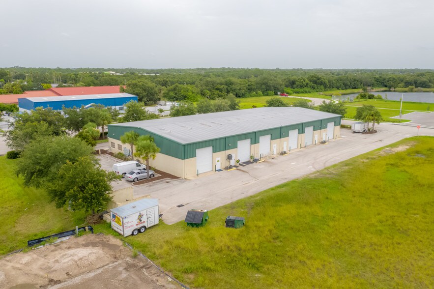 More Photos Of 8120-8130 Uzita Dr, Sarasota Flex For Lease