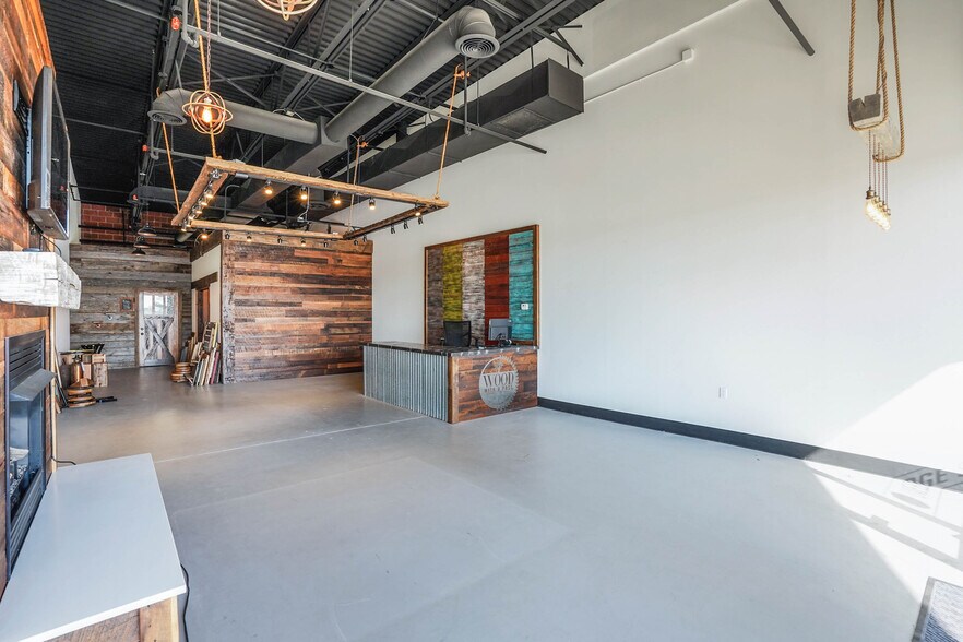 More Photos Of 9800-9890 Brewster Ln, Powell General Retail For Lease