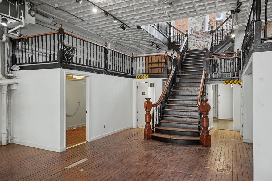 More Photos Of 318 W Broughton St, Savannah Storefront Retail Residential For Lease