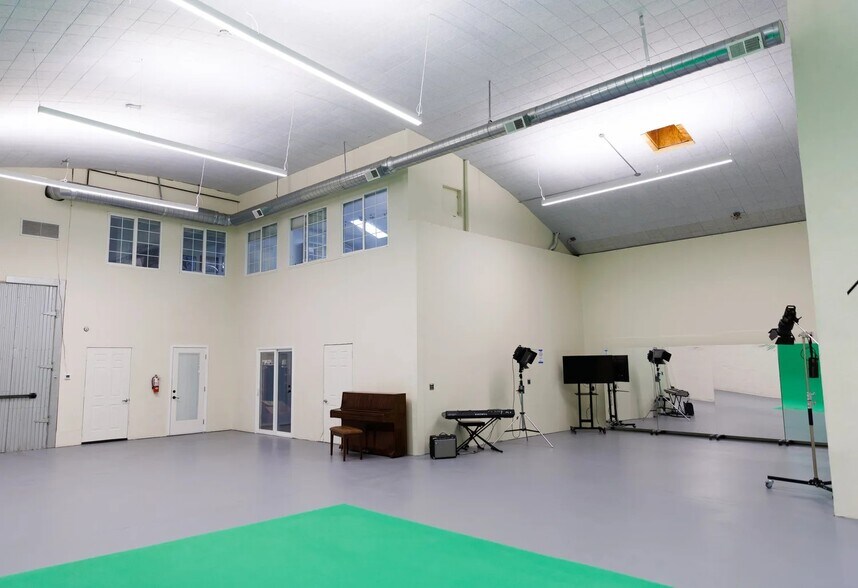 More Photos Of 560 4th St, San Francisco Showroom For Lease