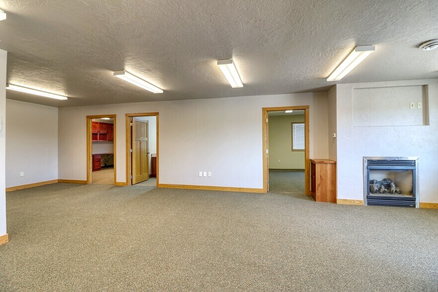 More Photos Of 5402 53rd Ave S, Fargo Auto Repair For Lease