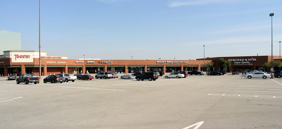 More Photos Of 9100 N Central Expy, Dallas Storefront For Lease