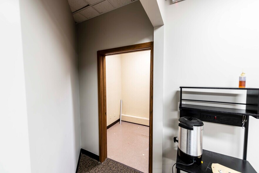 More Photos Of 1119 N 42nd St, Grand Forks Office For Lease