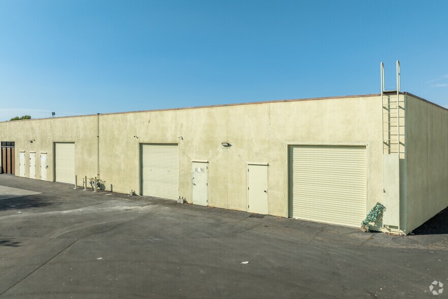 More Photos Of 15500 Rockfield Blvd, Irvine Research And Development For Lease