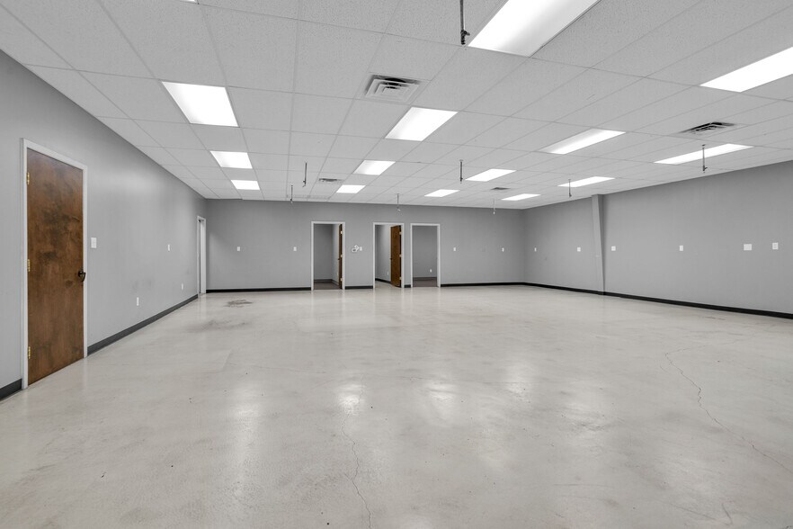 More Photos Of 2418 N Frazier, Conroe Warehouse For Lease