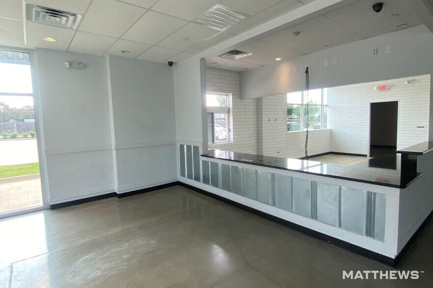 More Photos Of 14380 Marsh Ln, Addison General Retail For Lease