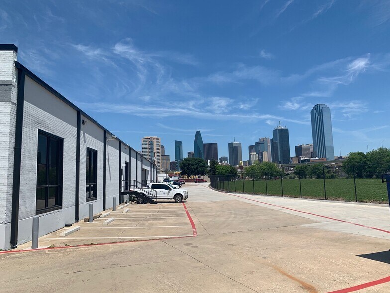 More Photos Of 152-160 Continental Ave, Dallas General Retail For Sale