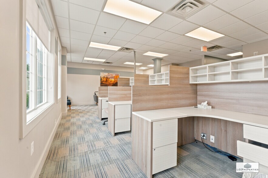 More Photos Of 920 E County Line Rd, Lakewood Office For Lease