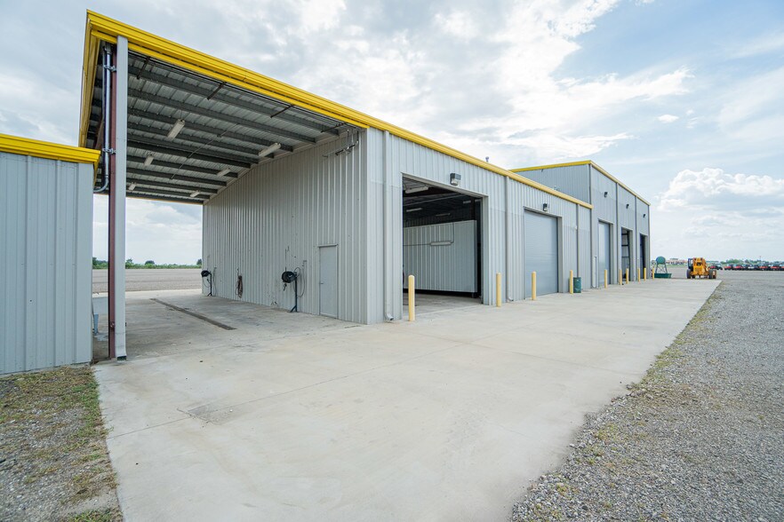 More Photos Of 7044 Interstate 10, Sealy Distribution For Sale