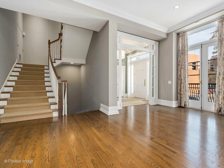 More Photos Of 1258 N La Salle Dr, Chicago Office For Sale