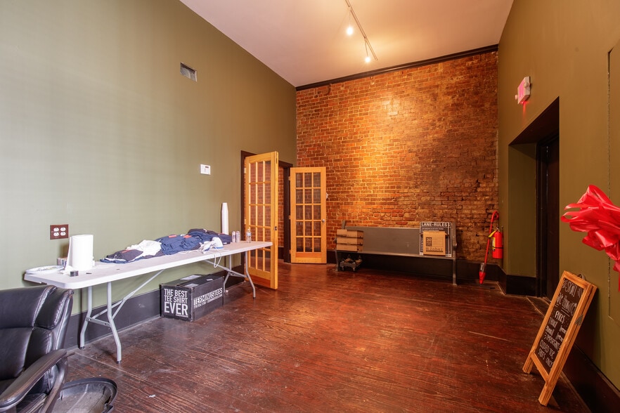 More Photos Of 128-130 N Ashley St, Valdosta General Retail For Sale