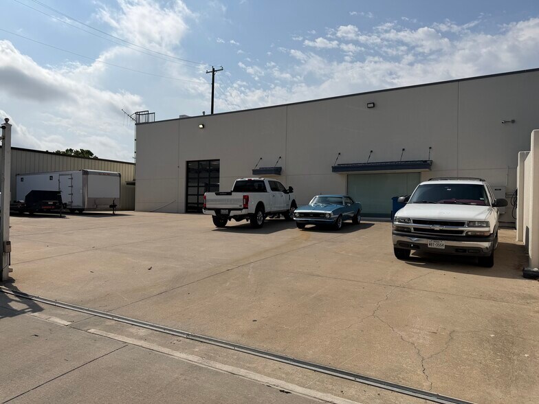 More Photos Of 2441 Pecan St, Carrollton Industrial For Lease
