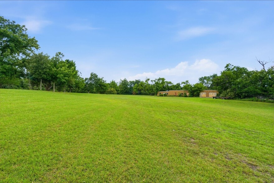 More Photos Of 10901 Jacksboro Hwy, Fort Worth Warehouse For Sale