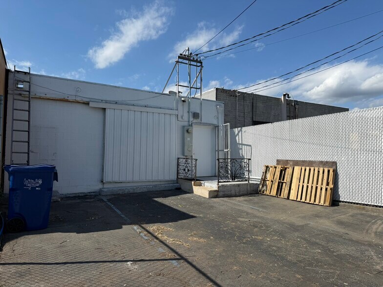 More Photos Of 1104 W Magnolia Blvd, Burbank Storefront For Sale