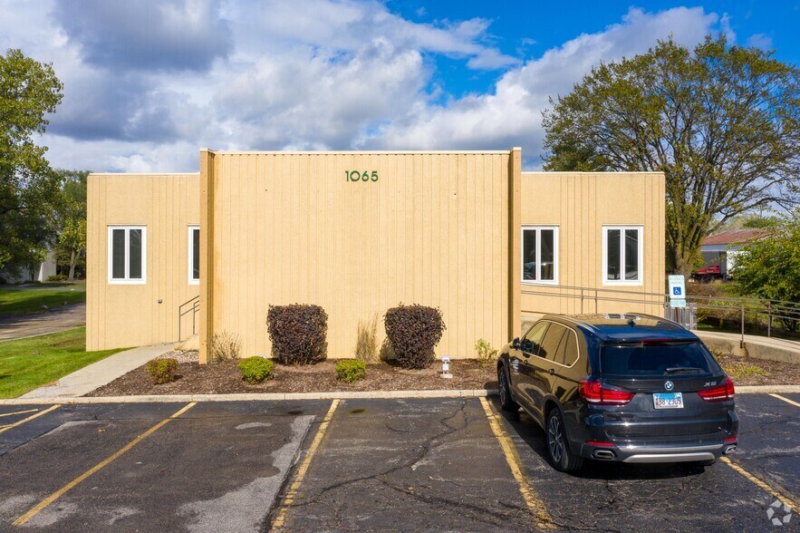 More Photos Of 1065 Lake Ave, Woodstock Office For Lease