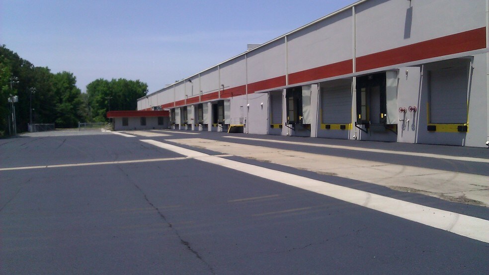 More Photos Of 3100-3150 Elmhurst Ln, Portsmouth Distribution For Lease