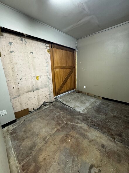 More Photos Of 11 E Jones Ave, Phoenix Warehouse For Sale