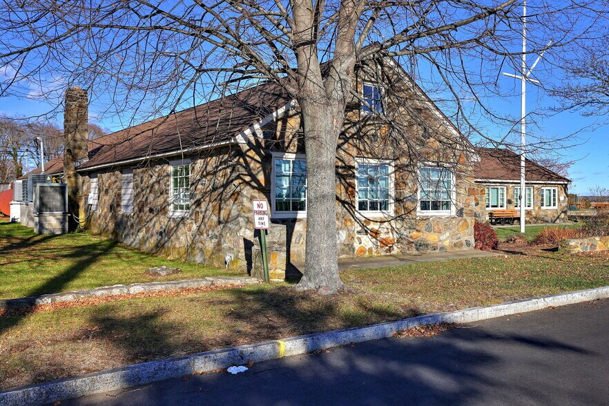 More Photos Of 506 Old Whitfield St, Guilford General Retail For Sale