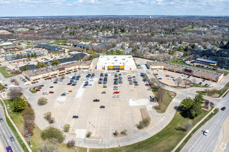 More Photos Of 8513-8569 Hickman Rd, Urbandale General Retail For Lease