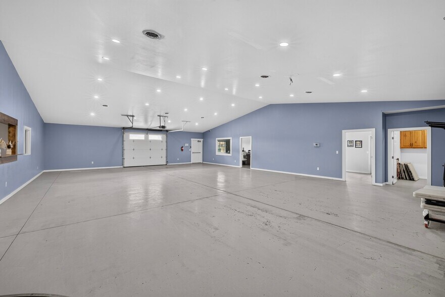 More Photos Of 506 E Stover Rd, Grandview Warehouse For Sale