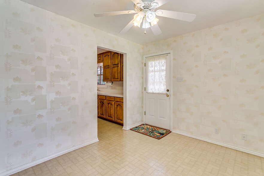 More Photos Of 3433 E Highway 199, Springtown Flex For Sale