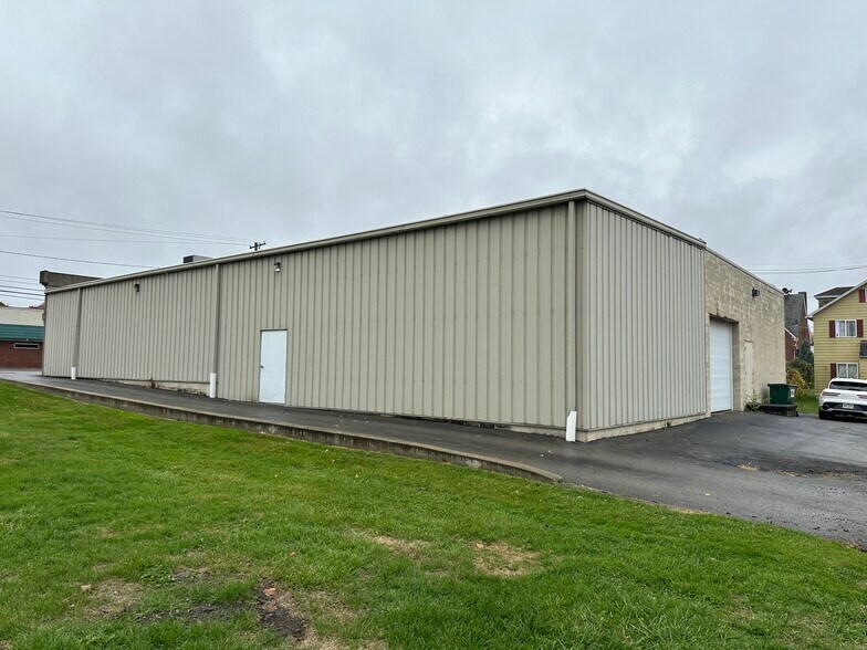 More Photos Of 1236 E Washington St, New Castle Showroom For Sale