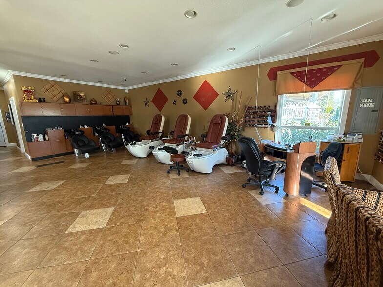 More Photos Of 323 W Powell Blvd, Gresham Freestanding For Lease