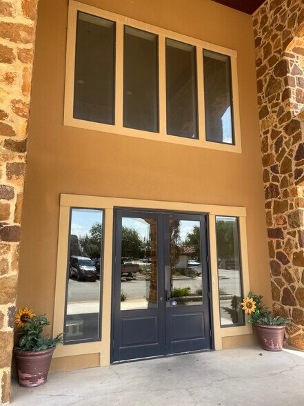 More Photos Of 66 Gruene Park Dr, New Braunfels Medical For Lease