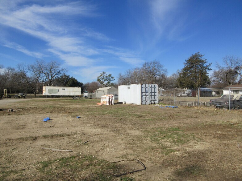 More Photos Of 224 E Cottage St, Sherman Warehouse For Sale