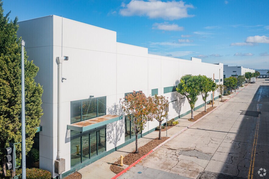 More Photos Of 5709 E 61st St, Commerce Warehouse For Lease