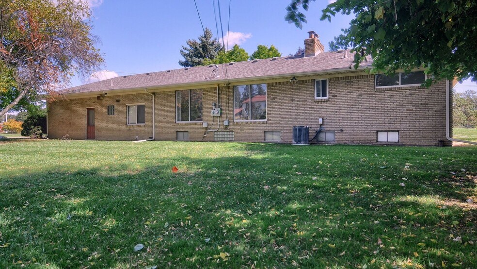 More Photos Of 42431 Mound Rd, Sterling Heights Storefront For Sale