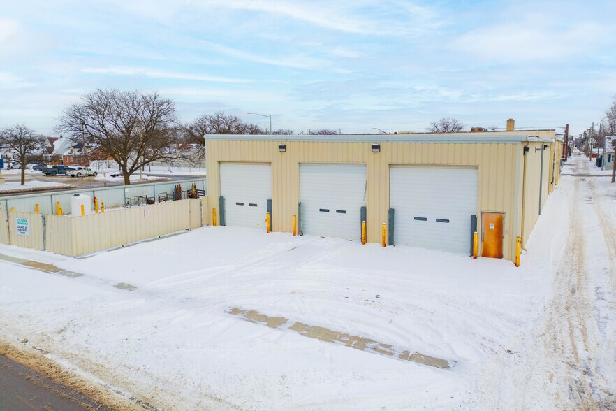 More Photos Of 2025 Eureka Rd, Wyandotte Flex For Sale