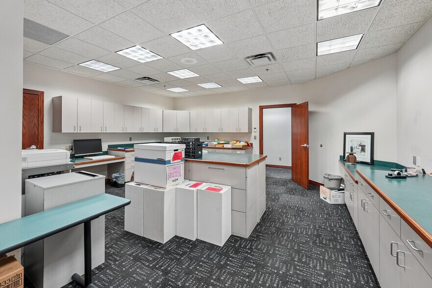 More Photos Of 1250 NW 142nd St, Clive Office For Lease