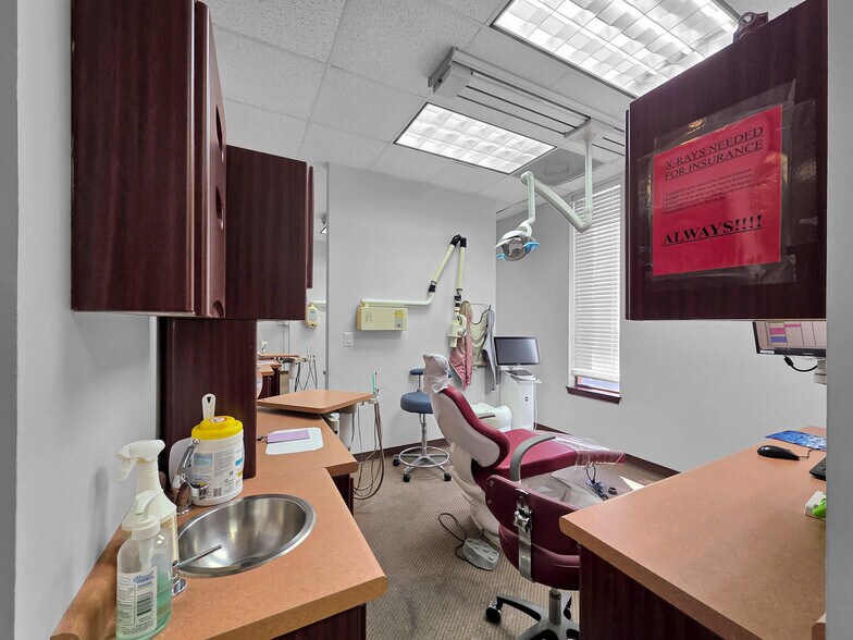 More Photos Of 6429 Fairmont Pky, Pasadena Office For Sale