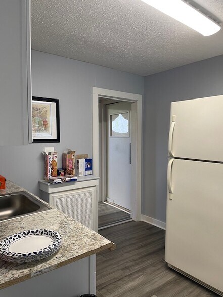 More Photos Of 75 Maple Rd, Mathews Office For Sale