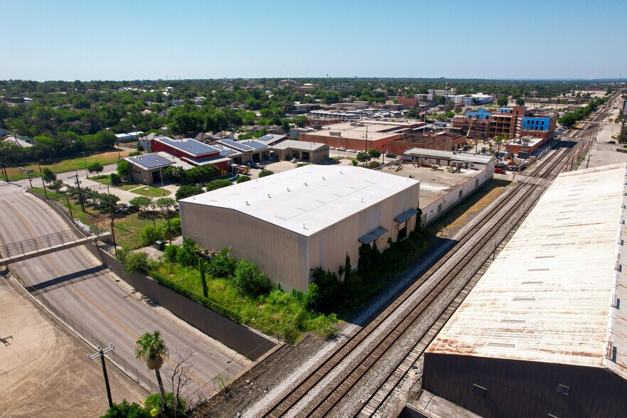 More Photos Of 120 Eda, San Antonio Warehouse For Sale