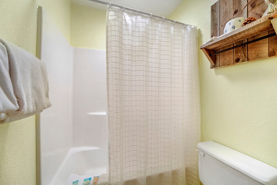 More Photos Of 418 W Spruce St, Mackay Hotel For Sale