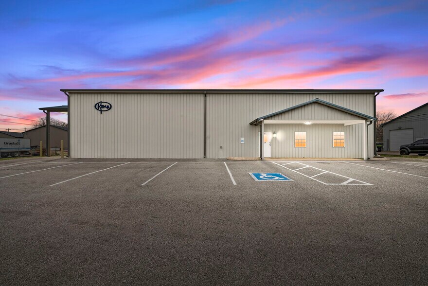 More Photos Of 1799 Alpine Dr, Clarksville Warehouse For Lease