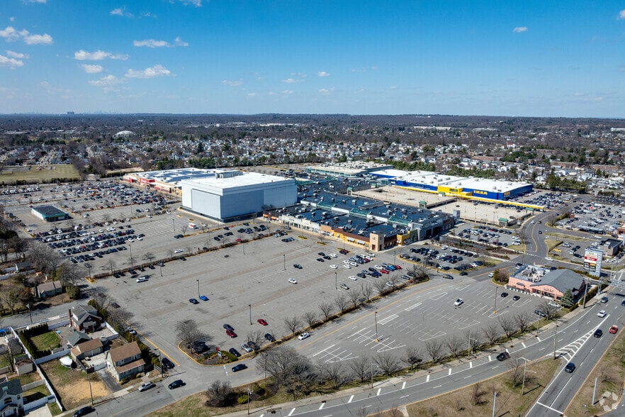 More Photos Of 358 Broadway Mall, Hicksville Unknown For Lease