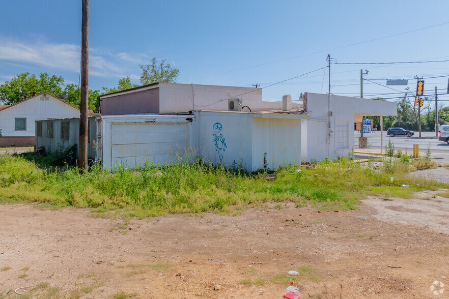 More Photos Of 600 S WW White Rd, San Antonio General Retail For Sale