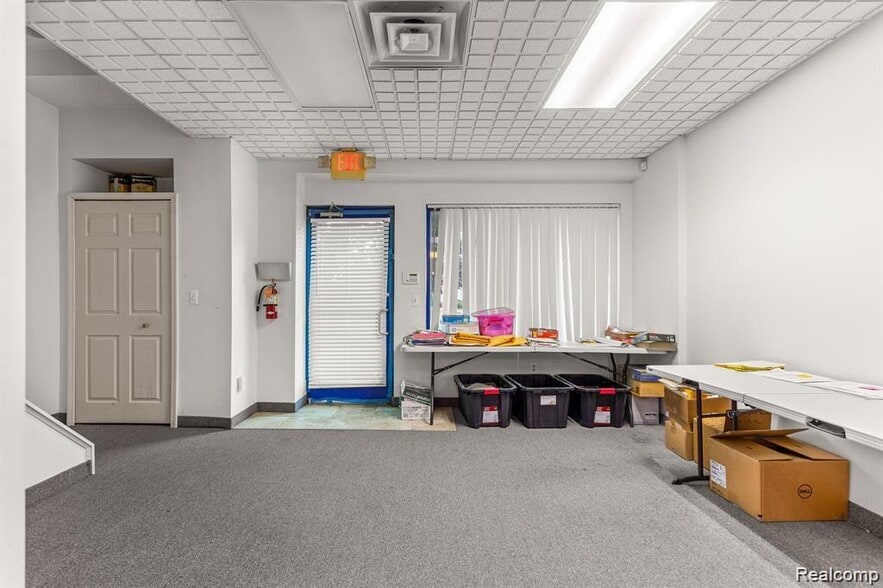 More Photos Of 3020 Oakwood Blvd, Melvindale Office For Sale