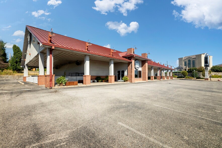 More Photos Of 2700 17th St, Marion General Retail For Sale