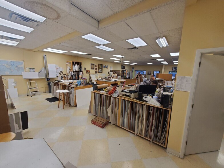 More Photos Of 1305 Floral Pky, Wilmington Freestanding For Lease