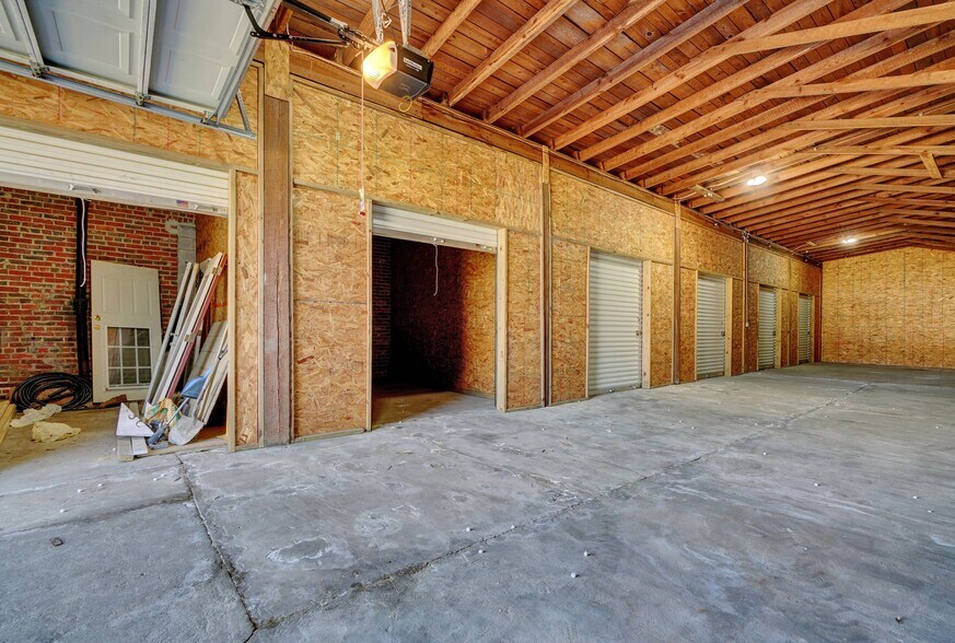More Photos Of 300 Wilson Ave, Wakefield Sussex Self Storage For Lease
